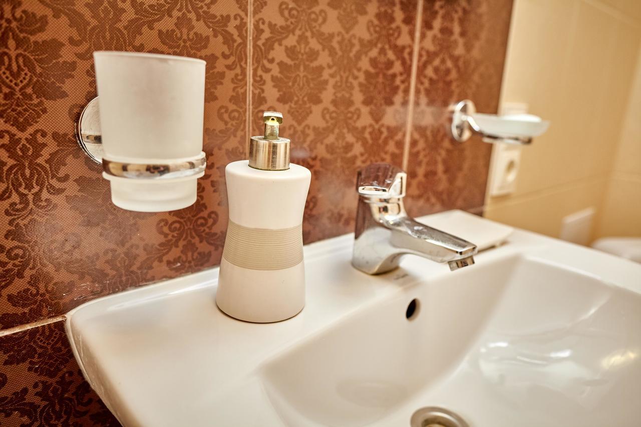 City Center Lux Family Apartment Виниця Екстериор снимка